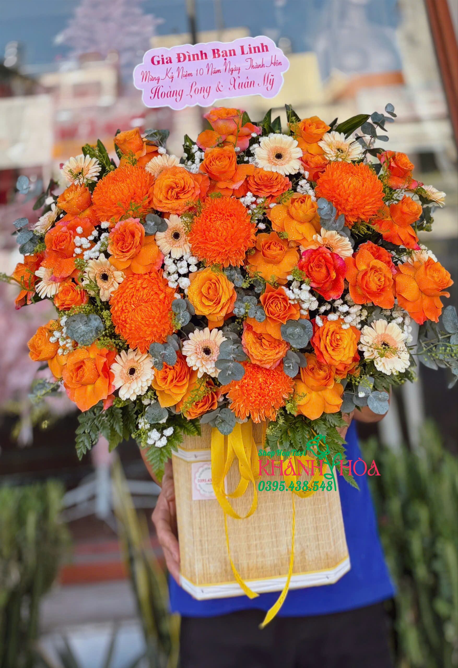 Giỏ hoa tone cam cháy