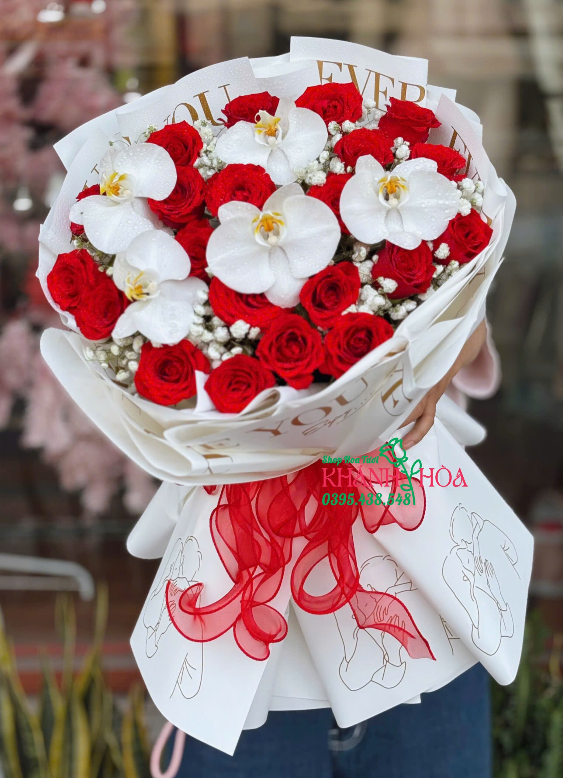 Bó hoa Hồng đỏ mix Lan Hồ điệp trắng sang trọng